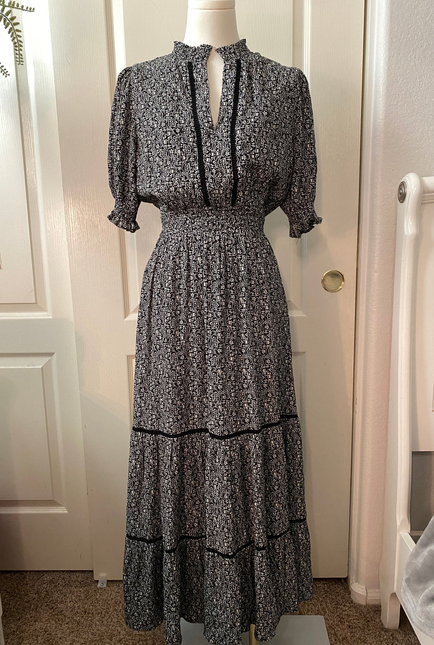 Roan and Ryan Evereve Black White Fit and Flare Puff Sleeve V Neck Maxi Dress