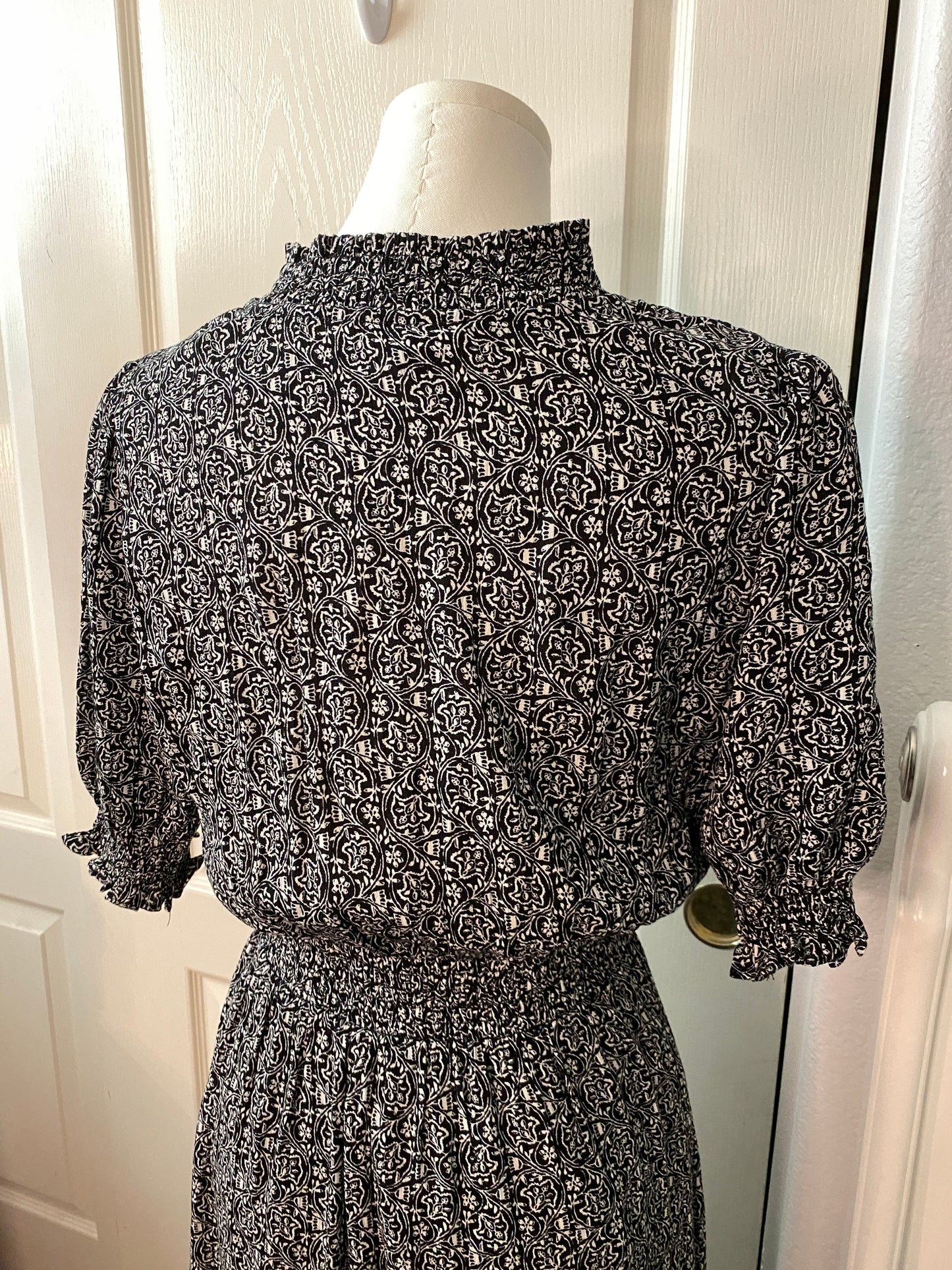 Roan and Ryan Evereve Black White Fit and Flare Puff Sleeve V Neck Maxi Dress
