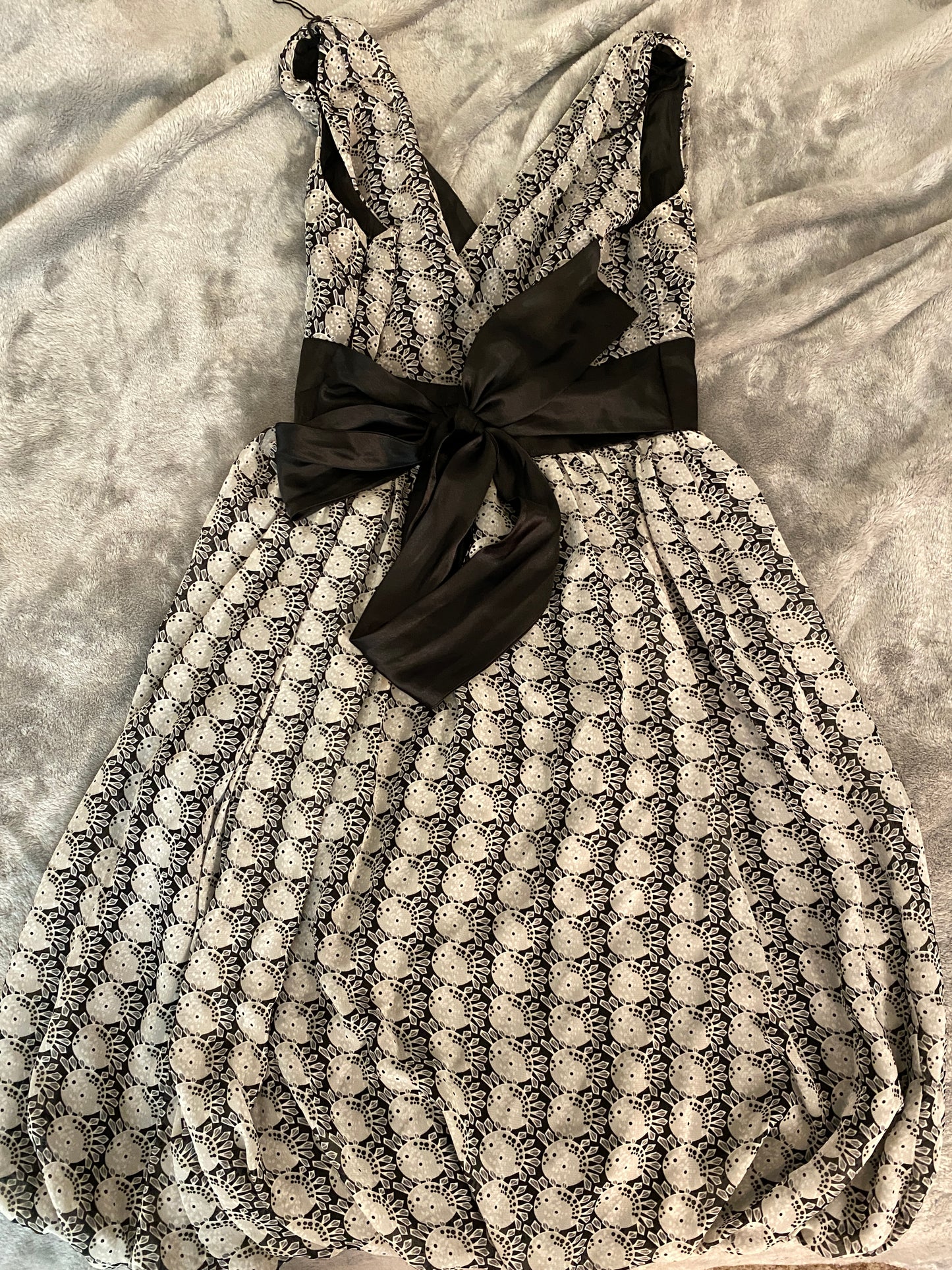 London Times Made in Sri Lanka White Black V Neck Bow Knee Midi Dress