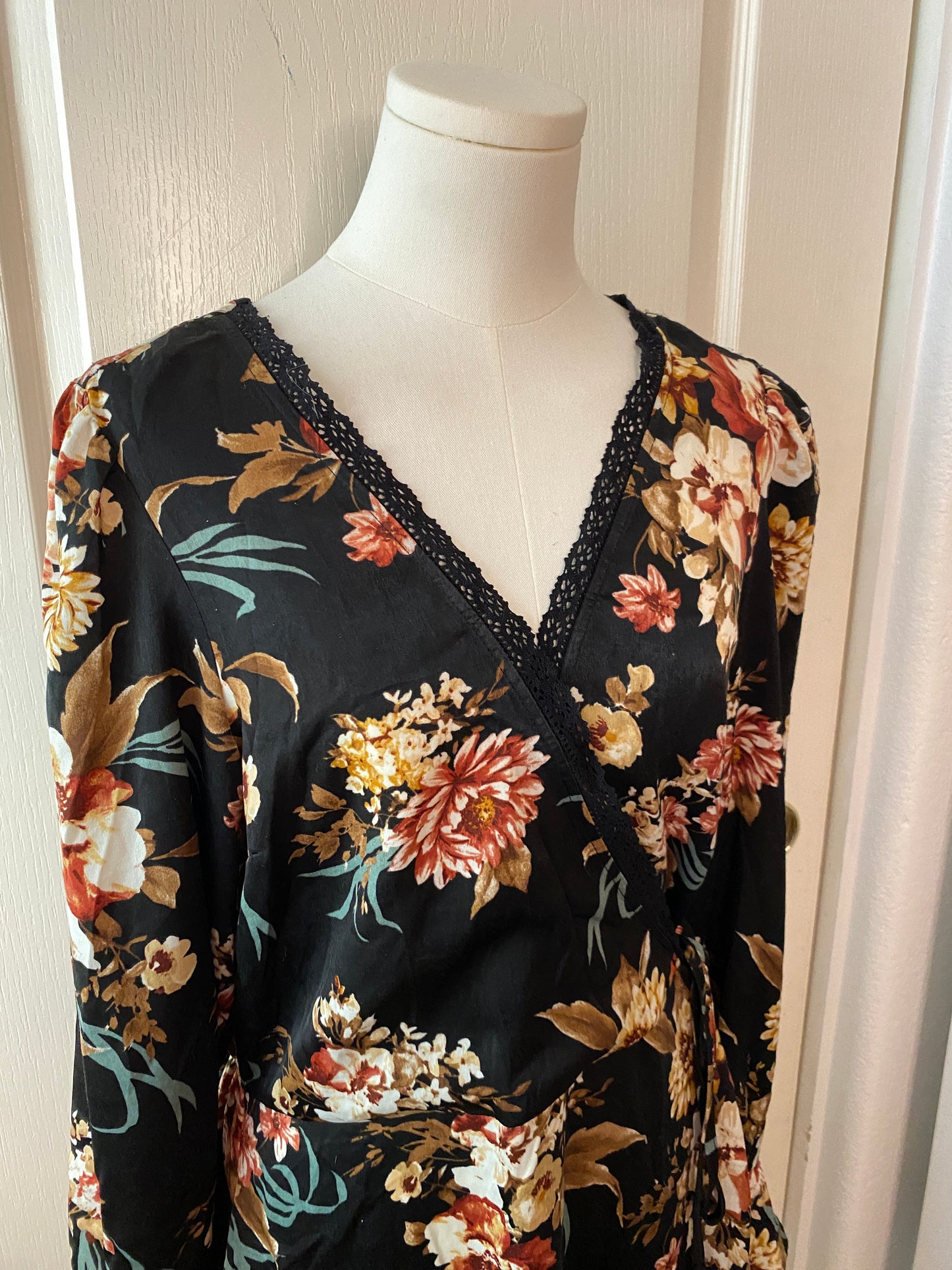 Xhilaration Black and Floral Tropical Wrap Robe Dress Knee Length Long Sleeve