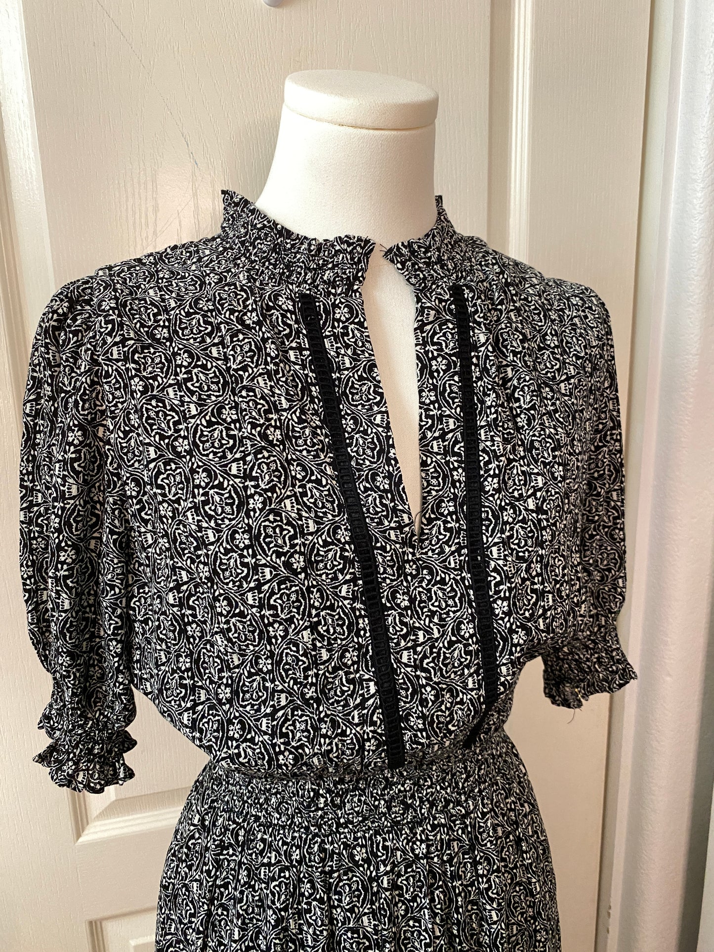 Roan and Ryan Evereve Black White Fit and Flare Puff Sleeve V Neck Maxi Dress