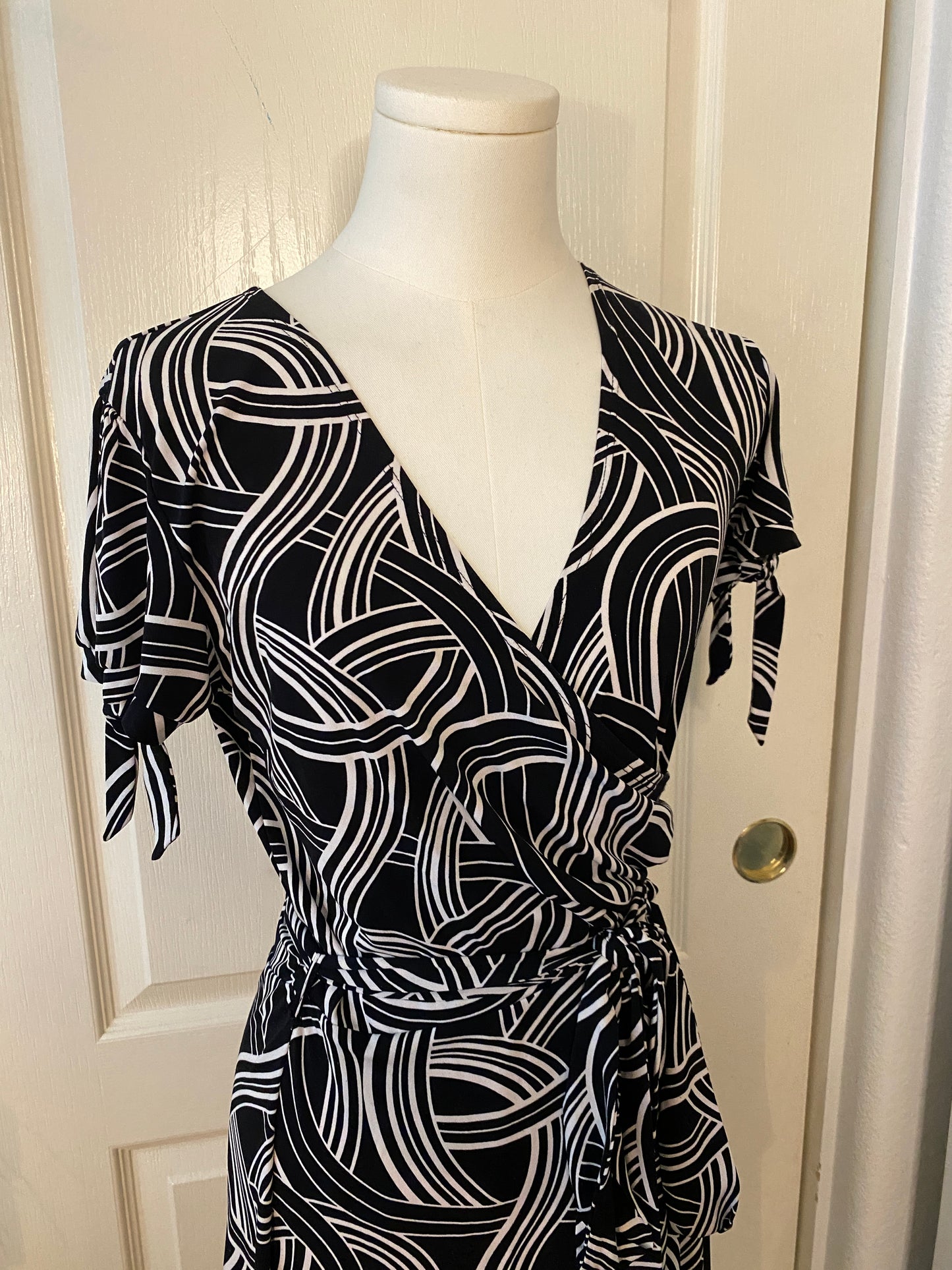 Apt 9 Stretch Black and White V Neck Wrap Bow Summer Midi Feminine Dress