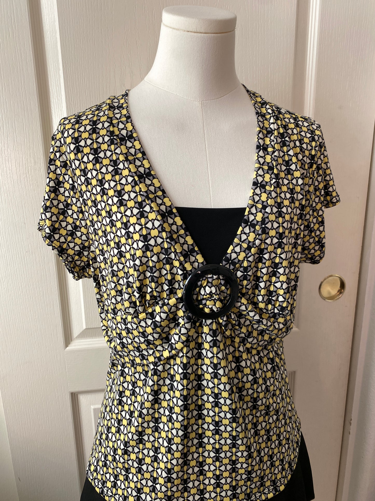 Briggs New York Petite Y2k Yellow Black Pattern Short Sleeve Top Tunic