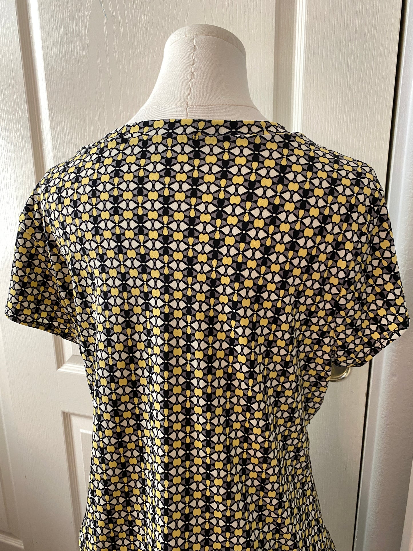Briggs New York Petite Y2k Yellow Black Pattern Short Sleeve Top Tunic